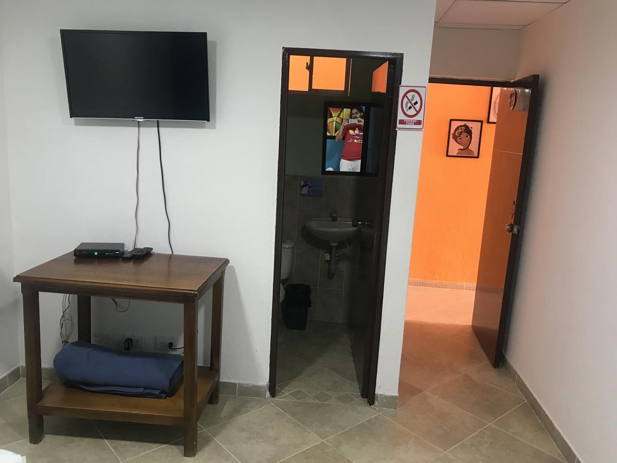 Hostal El Hangar Рионегро Экстерьер фото